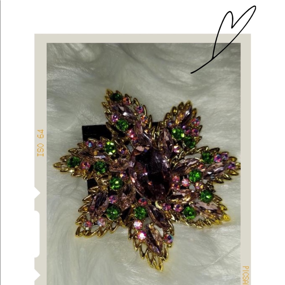 Flower shaped brooch gold with jewels